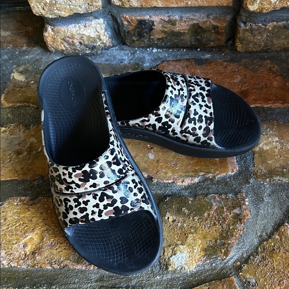 OOFOS Sandals. - Picture 2 of 5